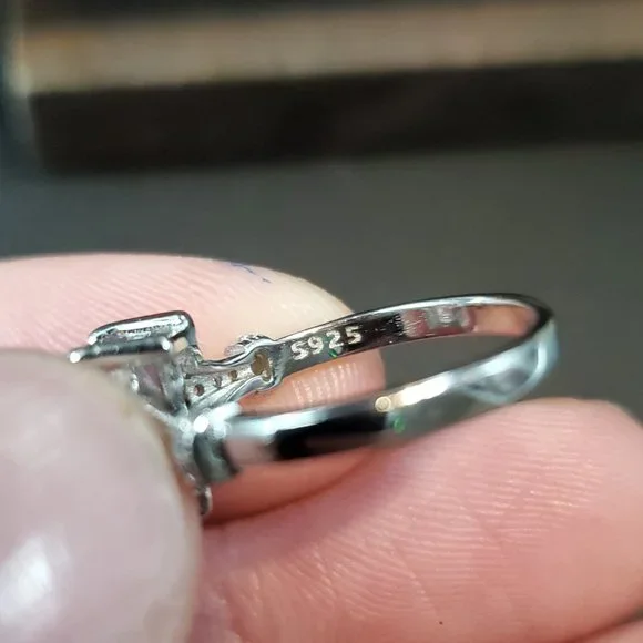 Size 6 925 Sterling Silver Cubic Zirconia Brilliant Gem Ring - Picture 5 of 8